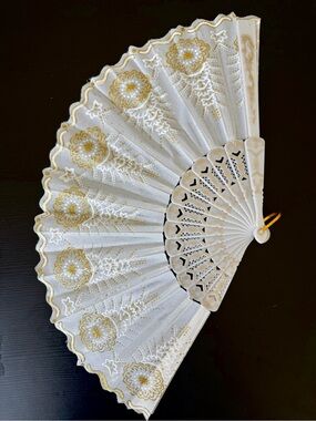 STUNNING White and Gold Decorative Folding Hand Fan
